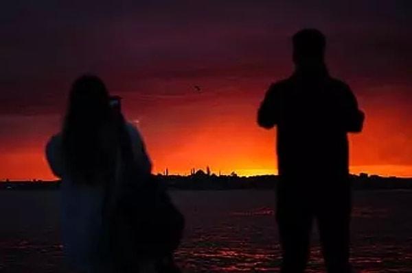 Haliç'te denizle kızıla boyanan gökyüzünü aynı karede görüntülemek isteyen vatandaşlar cep telefonlarına sarıldı, o anları kayda aldı.
