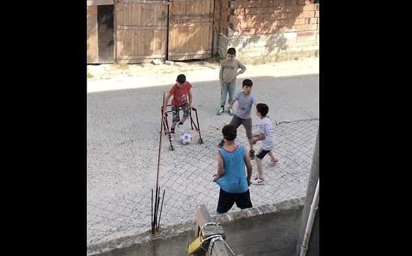 Tekirdağ'da bir grup çocuk, doğuştan engelli olan arkadaşlarını oynadıkları oyuna dahil etti ve ona gol attırmaya çalıştı.