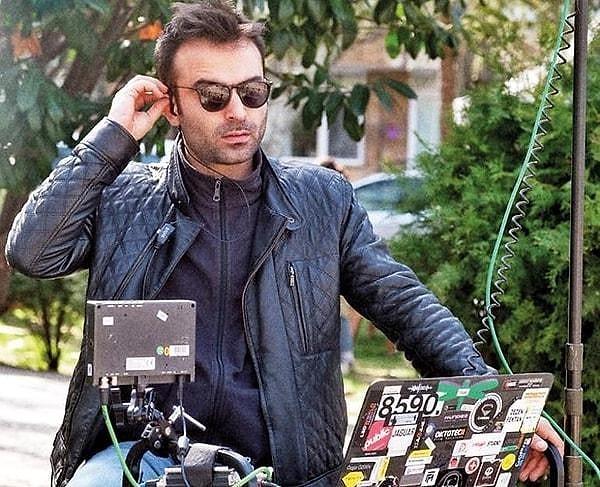 Set çalışanı Yener Yalçın, TikTok hesabından kendisine gelen dizi, film ve oyuncularla ilgili bilgi vermeye devam ediyor.