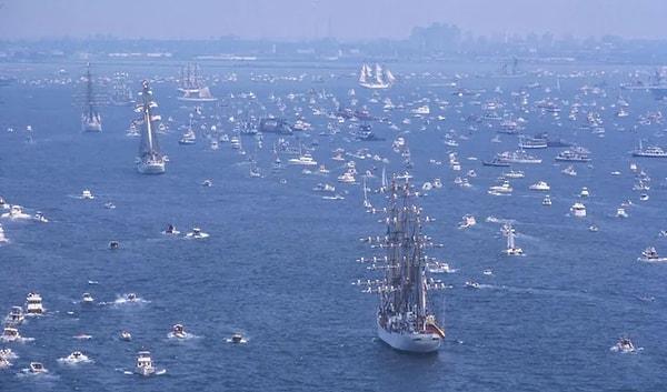 4. Gemi ve tekne filosu ABD'nin iki yüzüncü yıl kutlamaları için New York'a yelken açarken. (1976)