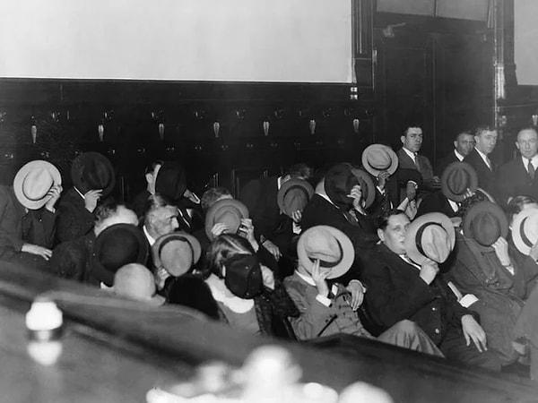 11. Ünlü mafya lideri Al Capone'un 1931'deki duruşmasında yüzlerini saklayan gangsterler.