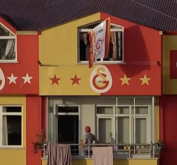 "Hayatta sevdiğim iki renk vardır, biri sarı diğeri kırmızı, üçüncüsü olmamıştır" diyen 45 yaşındaki koyu Galatasaray taraftarı Mustafa Bayrakdar, 5 katlı aile apartmanını sarı-kırmızı renklere boyadı, bu tadilatı özellikle Galatasaray'ın şampiyonluğuna yetiştirdi.