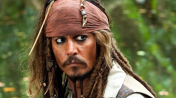 Karayip Korsanları serisi hakkında son zamanlarda pek çok söylenti dolanıyor. Johnny Depp, serinin ilk 5 filminde Kaptan Jack Sparrow rolünde oynamış ve bu rolle hepimizin hafızasına kazınmıştı.