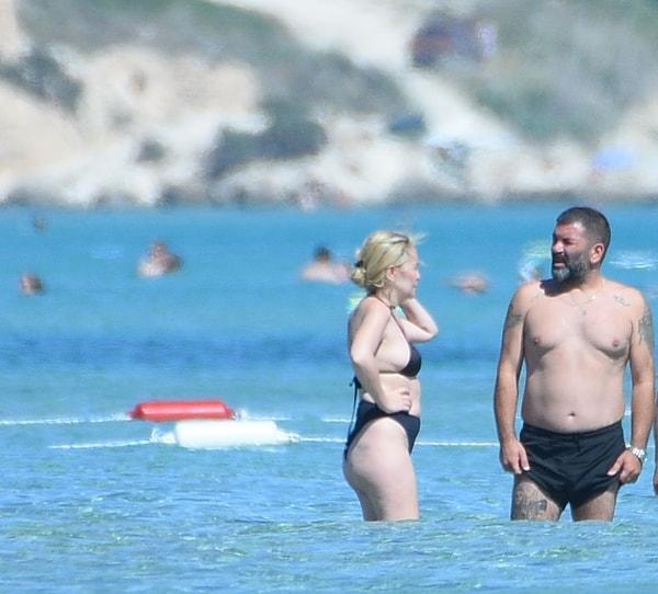 Hürriyet'ten Deniz Boy'un haberine göre; oyuncu çift İstanbul'un ardından ilk kez tatil için gittikleri Çeşme'de kameralara yakalandı.