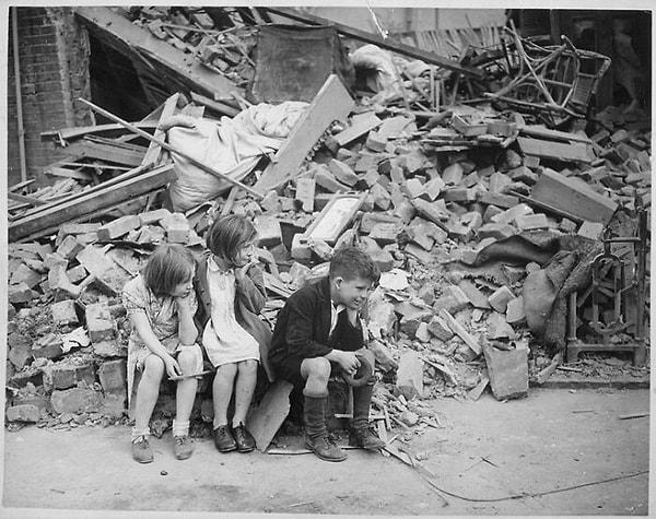 1. 1940 Alman bombalamalarında evini kaybeden İngiliz çocuklar.
