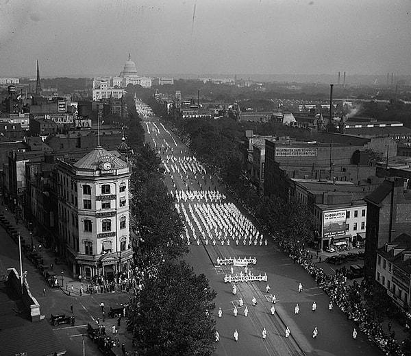 2. 1926 yılında Amerika'da gerçekleşen Irkçı Ku Klux Klan'ın yürüyüşü.