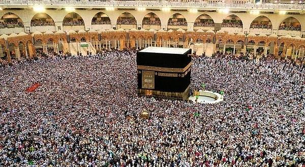 Tüm dünyadan Hac ibadetini gerçekleştirmek isteyen müslümanlar Mekke'ye akın ederken, kötü haberler de arka arkaya geliyor. BBC kaynaklarına göre geçtiğimiz gün sıcaklar yüzünden 17 Ürdün vatandaşı hacı hayatını kaybederken, 17 kişinin de kayıp olduğu açıklandı.