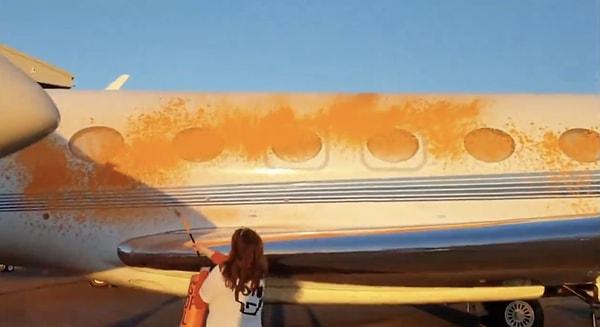 Dün UNESCO Dünya Mirası Listesi'nde Bulunan Stonehenge'i turuncuya boyayan aktivistler, bugün de Stansted Havaalanı’na girmek için çitleri kesip ardından uçaklara turuncu toz boya püskürttü. Aktivistlerin eylemlerine sosyal medyada tepkiler büyüyor.