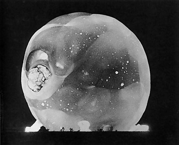 4. Nükleer bomba patlamasının çekilen en garip fotoğraflarından bir tanesi.