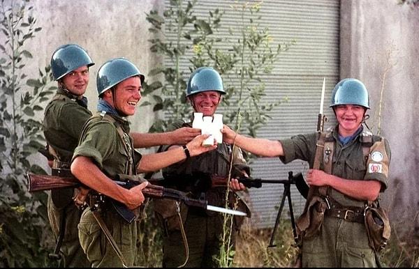 4. Kıbrıs'ta süt içen Finlandiyalı barış gücü askerleri. (1965)