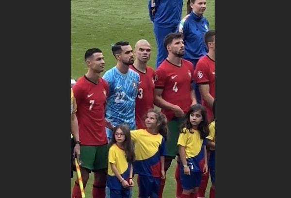 Maç öncesinde futbolculara eşlik eden miniklerden biri, kendisini tutamayarak hayranı olduğu Ronaldo'ya dokundu.
