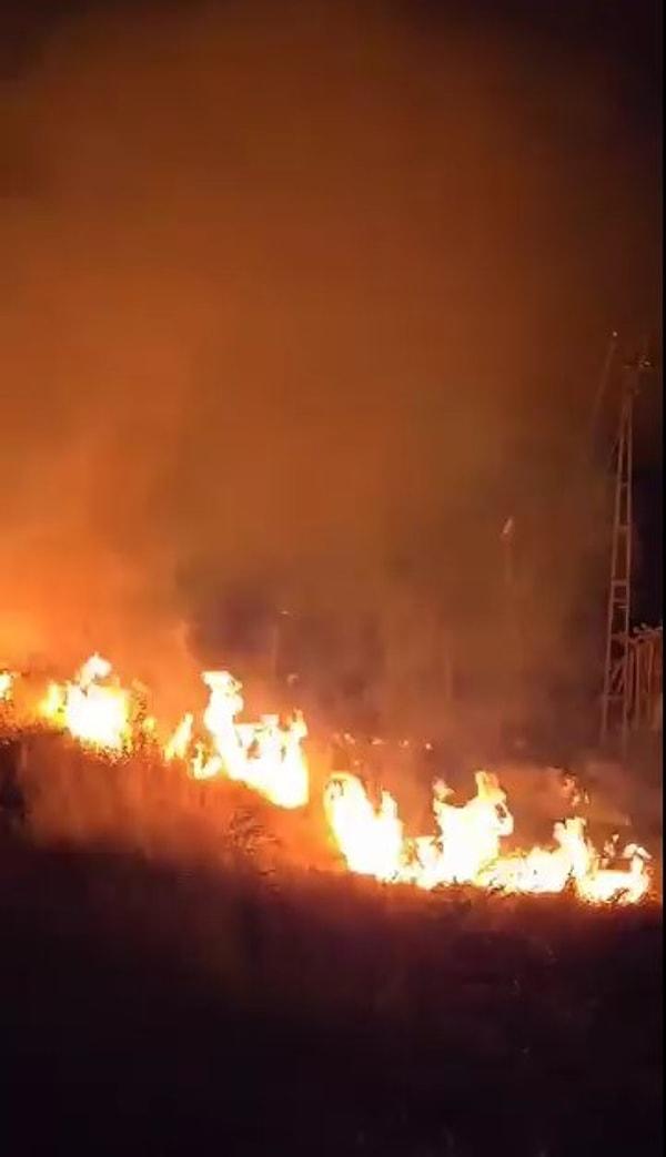 Yangını söndürmek için çevre belediyelerden ekipler sevk edilirken, İdil Belediyesi’nden yapılan açıklamada şu ifadelere yer verildi: