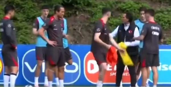 Hazırlıklar devam ederken, antrenman esnasında Montella'dan beklenmeyen bir hareket geldi. Teknik adam, Arda Güler'in elinden antrenman formasını alıp bir başka oyuncuya verdi.