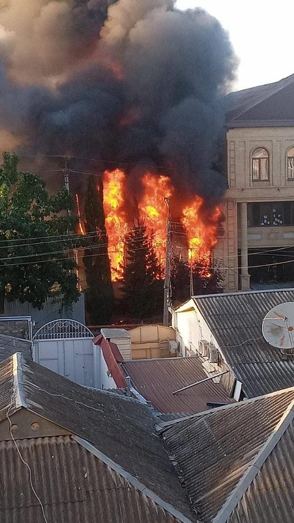 Sinagogda saldırının ardından yangın çıktığı görüldü.