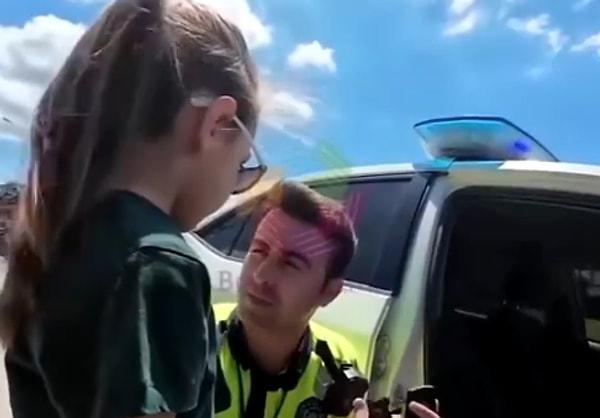 Polis memuru, arabadaki sirene basmak isteyen çocuğu kırmadı ve duygulandıran bir konuşma gerçekleştirdi.
