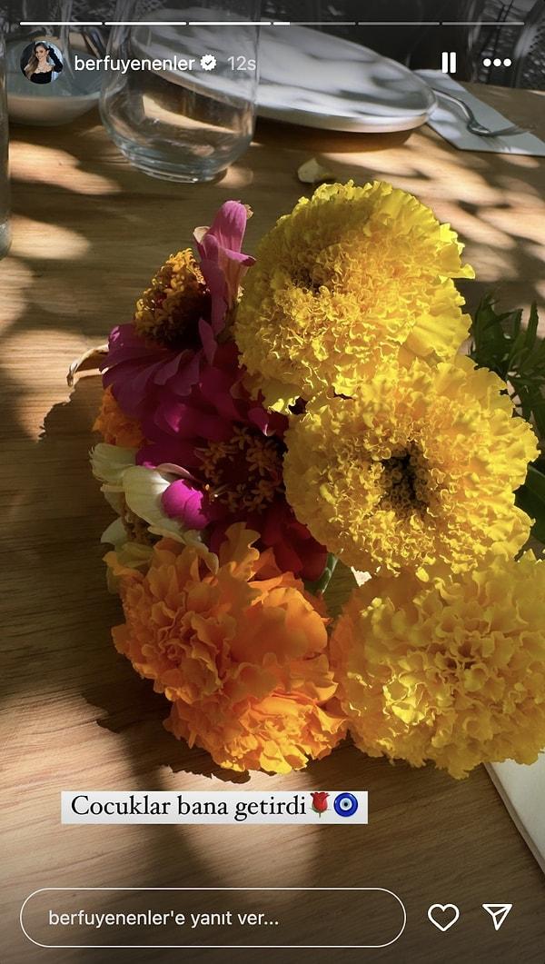 Berfu Yenenler'in oğulları annelerine çiçek getirdi.