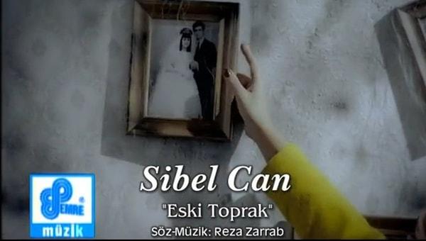 'Eski Toprak' şarkısının söz ve müziğinin Ebru Gündeş'in eski eşi olan Reza Zarrab'a ait olması gündemi epey bi' karıştırdı!