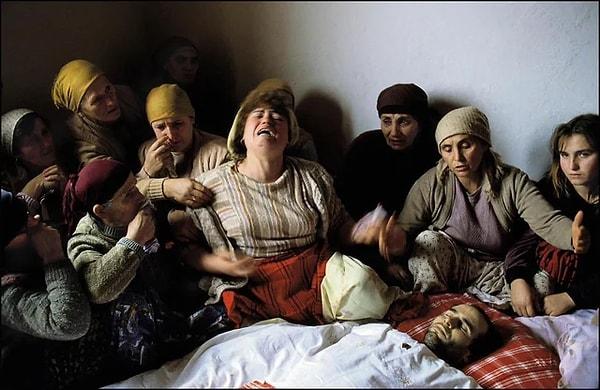 14. Bir protestoda öldürülen oğlunun yasını tutan bir anne. (Kosova 1990)