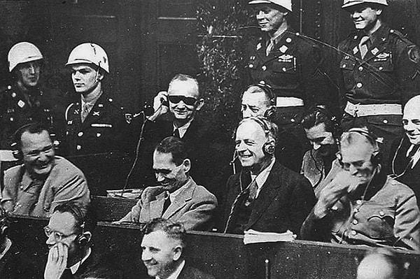 15. Nürnberg Duruşmaları sırasında bir çeviri hatasına gülen Alman savaş suçluları. (1945)