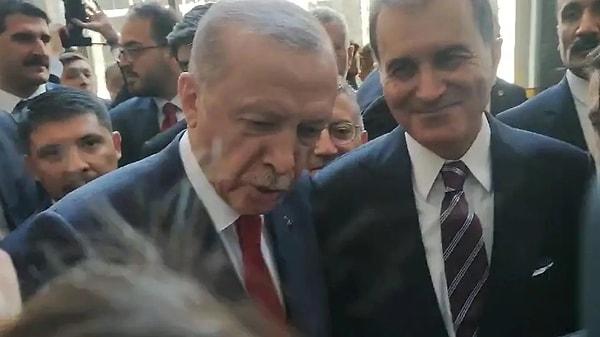 Cumhurbaşkanı Recep Tayyip Erdoğan, partisinin grup toplantısı sonrası Meclis'ten çıkmaya hazırlandığı sırada, gazeteciler soru sormak istedi. Bu sırada gazeteci Rüya Erkuş, Erdoğan'a mikrofon uzatarak, "Kısa bir sorumuz olacaktı eğer..." ifadelerini kullandı.