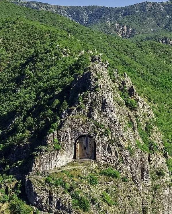 10. Kapılıkaya Kaya Mezarı, Türkiye'nin Kırkdilim köyünde, derin vadilerin oluşturduğu engebeli bir arazide çok dik bir uçurumun üzerinde yer almaktadır.