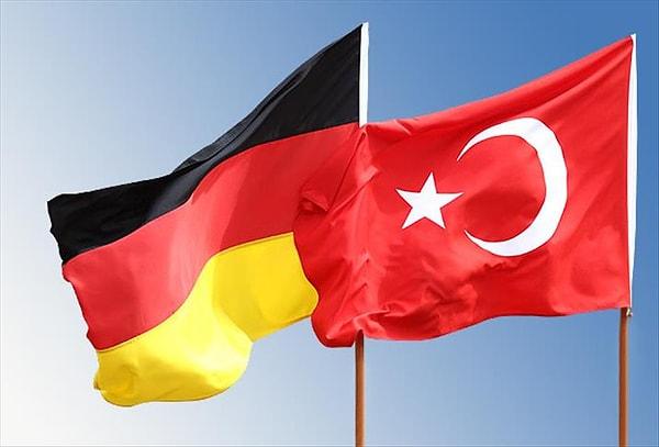 CNN Türk’ye yer alan habere göre; Almanya'da yaşayan Türkler için 21 yıl önce kaldırılan çifte vatandaşlık hakkı geri geldi.