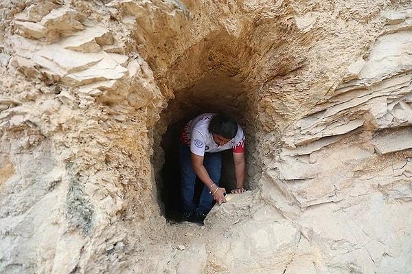 Elazığ'ın Nimri Dağı'nda altın çıkarmak için açılan ve sadece cücelerin girip çalışabildiği iddia edilerek efsanelere konu olan tüneller, gizemini koruyor. Büyük ilgi gören tüneller, görenleri hayrete düşürüyor.