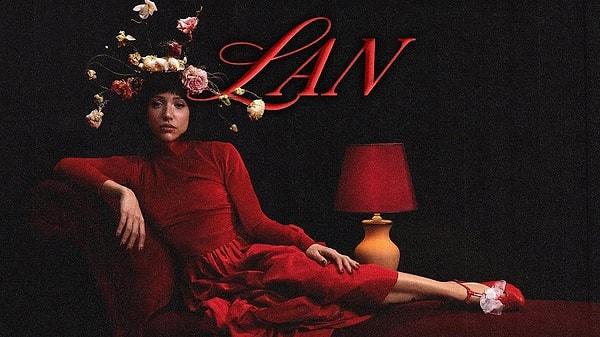 Cover şarkıları ile yükselişe geçen ve başarı basamaklarını emin adımlarla tırmanan Zeynep Bastık, özellikle son zamanlarda çıkardığı "Lan" parçası ile sosyal medyayı sallayan isimlerden bir tanesi.