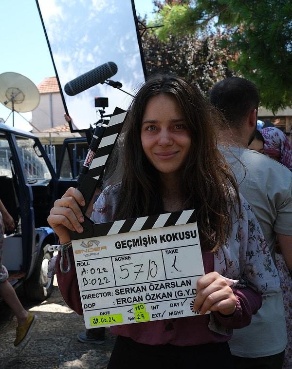 Gazeteci Birsen Altuntaş'ın haberine göre 'Geçmişin Kokusu' filminin çekimleri Kuzey Makedonya’nın başkenti Üsküp’te başladı. Bakalım bizi nasıl bir hikaye bekliyor? Hep birlikte göreceğiz.