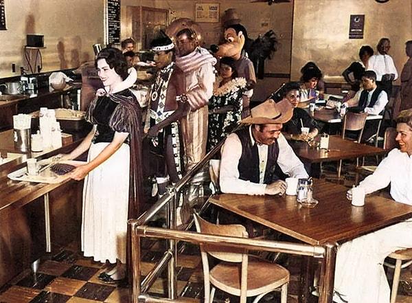 Disneyland çalışanları ufak bir mola veriyor, tarih 1961