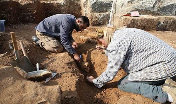 Çalışmaların yürütüldüğü bölgede geçen yıl 0-6 yaş arası 54 çocuğun gömülü olduğu mezarlık bulunan kazıda, bu yıl 28 Haziran'da bölgede tekrar başlatılan çalışmalarda, 6 çocuğun daha mezarına ulaşıldı. Mezarlarda bulunan kemikler incelenmek üzere Müze Müdürlüğüne ait kazı evinde muhafaza altına alındı.