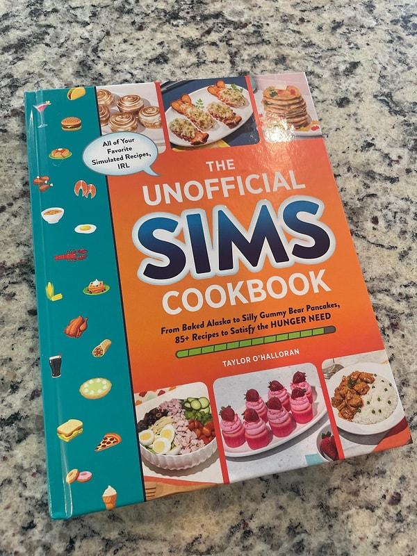 Hatta size durumu şöyle anlatalım, The Sims'teki yemeklerin tariflerini içeren bir yemek kitabı dahi var!