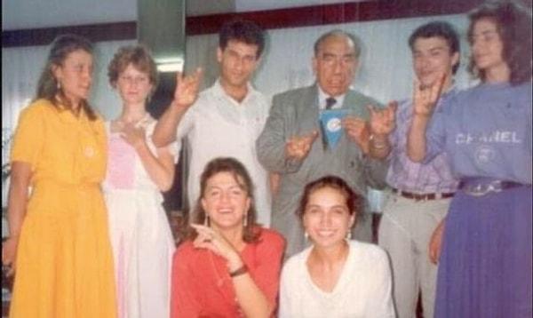 Ancak 1991 yılındaki bir fotoğraftan anlaşıldığı üzere Türkeş, bozkurt işaretini ilk kez bundan bir yıl önce 7 Ağustos 1991’de kendisini ziyaret eden Gagavuz Türkü gençlerden oluşan bir heyetten öğrenmişti.