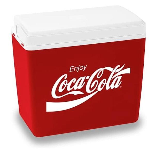 CocaCola'nın CCMP24 modeli olan 24 litrelik soğutma çantası, geniş kapasitesi sayesinde birçok ürünü rahatça barındırabilir.
