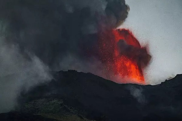 Katanya'daki Ulusal Jeofizik ve Volkanoloji Enstitüsü (INGV), Etna Yanardağı'ndan yayılan külün şaşırtıcı bir şekilde 4,35 kilometre yüksekliğe ulaştığını bildirdi.