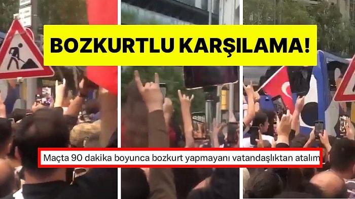 Milli Takımımız Stada Girerken Taraftarlar Mehter Marşı ve Bozkurt İşaretleriyle Karşıladı