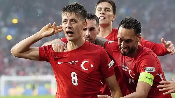 'Altın Çocuk' lakaplı Güler, bu önemli başarısıyla 19 yıl 114 gün ile Portekiz'in efsanesi Cristiano Ronaldo'yu geride bırakmıştı.