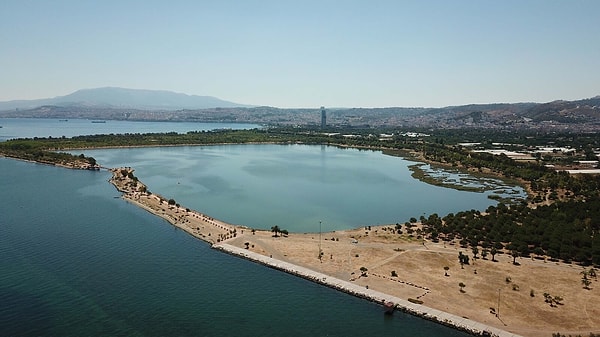 İzmir'de zeminin her yıl 1 ile 1,5 santimetre arasında çökmesi, deniz seviyesindeki yükselişin ortalamanın üzerine çıkmasına neden oluyor. Bu durum, Alsancak Kordon başta olmak üzere sahil şeridindeki bölgelerin ilerik yıllarda sular altında kalma riskini gündeme getiriyor.