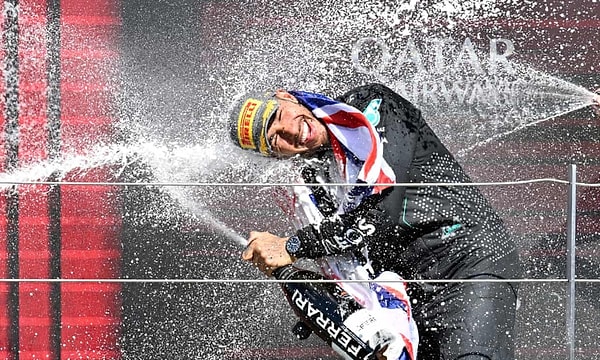 Britanya Grand Prix'sinde elde ettiği bu galibiyet, Hamilton'ın şampiyonluk mücadelesindeki iddiasını bir kez daha gösterdiği anlamına geliyor.