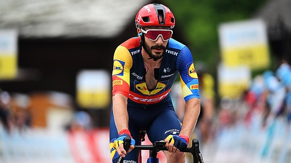 Fransız bisikletçi Julien Bernard, Fransa Bisiklet Turu'nun 7. etabındaki yarışta eşini ve oğlunu öptüğü için Uluslararası Bisiklet Birliği (UCI) tarafından 200 İsviçre Frangı (yaklaşık 7275 TL) para cezasına çarptırıldı.