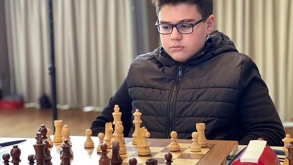 13 yaşındaki milli satranç oyuncumuz Yağız Kaan Erdoğmuş, internet üzerinden düzenlenen turnuvada  Magnus Carlsen ile karşı karşıya geldi.