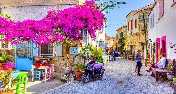 Bunun da popüler tatil bölgelerinde talepleri düşürdüğü öne sürüldü. Son zamanlarda Bodrum esnafından sonra Çeşme esnafı da bu durgunluğa isyan etti.