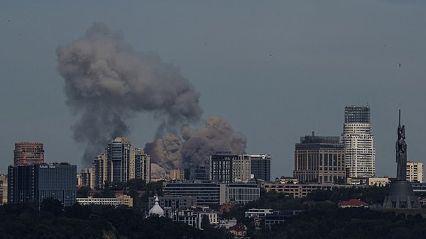 Ukrayna Hava Kuvvetleri, Rusya'nın en gelişmiş Rus silahlarından biri olan Kinzhal hipersonik füzelerini kullanarak başkenti vurduğunu söyledi. Kinzhal füzelerinin ses hızının 10 katı hızla uçması nedeniyle önlenmesinin çok zor olduğu bildiriliyor.