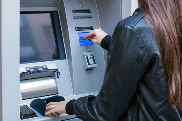 Bu yeniliklerin başında, ATM'lerde kart yutma özelliği ve yeni işlem menüsü yer alıyor. EFT, havale ve FAST gibi geleneksel para transfer yöntemlerine ek olarak, kullanıcıların hizmetine sunulan yeni işlem menüsü, "Hesap Bilgilerini Güncelle" ve "Şifre Değiştir" gibi işlemleri daha güvenli hale getirdi.