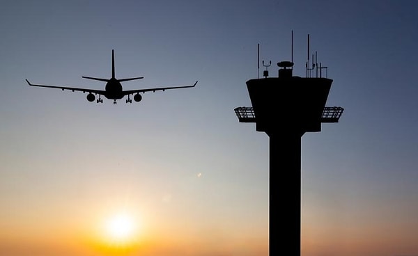 Ticari hava işletmelerinin Ulaştırma ve Altyapı Bakanlığından izin, işletme ruhsatı almaması, tarifelerdeki değişiklikleri bildirmemesi; Türk sivil hava araçlarının tescil edilmemesi; sivil havacılık personelinin yeterlilik belgesi almaması; uçakta işlenen suçları pilotun kanuni tedbirlerin alınmasını sağlamak amacıyla yetkili makamlara bilgi vermemesi gibi durumlarda 1000 liradan 10 bin liraya kadar olan para cezası 20 bin liradan 500 bin liraya; sivil uçak sicilinde ve verilecek tescil belgesiyle ilgili işlemlere aykırı davranışta bulunanlara 500 liradan 10 bin liraya kadar olan para cezası 10 bin liradan 500 bin lira liraya çıkarıldı.