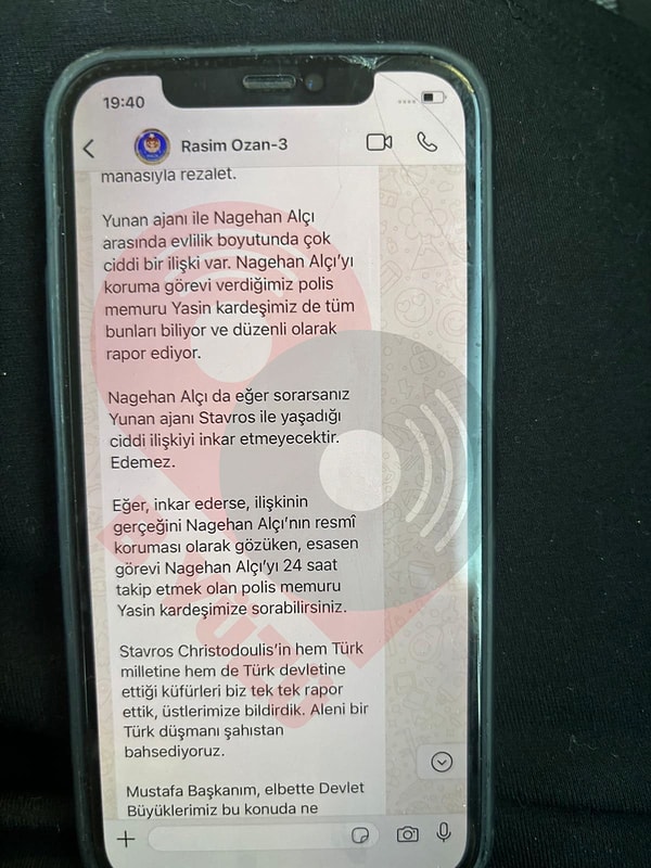 Yine mesajlarda Nagehan Alçı "vatan hainliği" ile suçlanıyor.