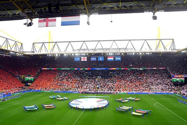 Almanya’nın ev sahipliğinde düzenlenen EURO 2024'ün ikinci yarı final maçında Hollanda ile İngiltere kozlarını paylaştı.