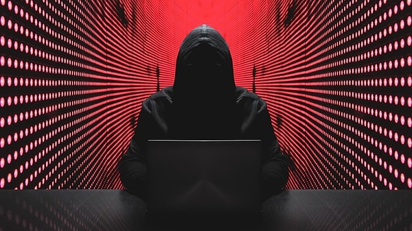 “Çok büyük kuruluşlar geçtiğimiz dönemlerde hacklendi. Bu deepweb gibi yerlerde paylaşıldı. Hackerlar da bu veri tabanlarını toplayarak çok büyük bir parola bilgisi olsun diye bu tür wordlistlerden yararlanıyorlar. Hacklenen veri tabanlarında bu tür verilerin, şifrelerin her yerde kullanılmaması gerekli. Örneğin siber güvenlik şirketleri bu tarz ifşa olan parolaları bazı kurumlara da bildiriyor.”