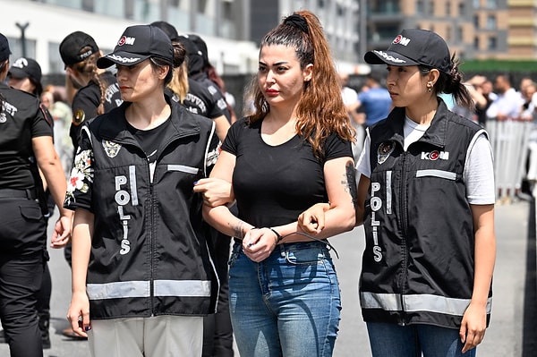 Güngen’in gözaltına alınan çalışanlarının ise verdiği ifadelerde Güngen’i yalanladıkları ortaya çıktı. Çalışanların güzellik merkezlerinde kullandıkları ilaç ve kozmetik malzemelerin bir kısmının toplatılma kararı bulunduğunu, malzemelerin halk sağlığını tehdit ettiğini, hiçbir şekilde kozmetik içeriği olmayan sıvıları botoks olarak yüksek fiyata satıldığını ve ilaçların ölümle sonuçlanacak yan etkiler olduğunu bildiklerini ancak tüm bunlara Neslim Güngen’in kendilerini zorladığını söyledikleri ortaya çıktı.