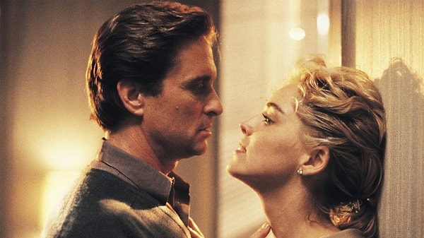 1992 yılında vizyona giren Basic Instinct (Temel İçgüdü) filmini izlemeyen ya da duymayan yoktur herhalde. Sharon Stone ve Michael Douglas'ın başrolde oynadığı neo-noir erotik gerilim türünde olan film, ikonik sahneleriyle sinema dünyasına damga vurmuştu.